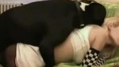 Эстонка трахается с собакой. Порно с животным на видео камеру