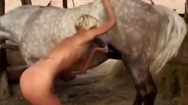 Белобрысая девушка трахается с конем и получает оргазм