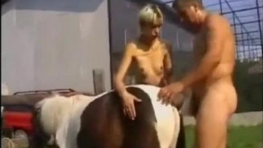 Порно с животным пони. Бисексуал хером трахает на улице шлюху и пони