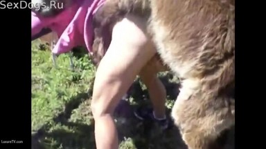 Зрелая дама на ранчо кончает от секса с маленьким пони